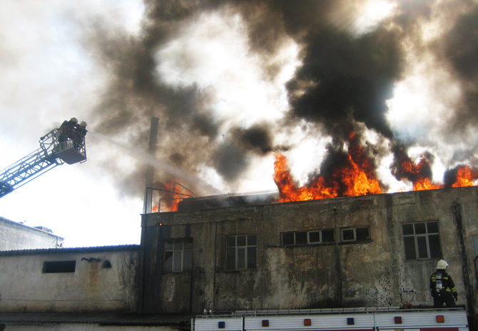 İtfaiye Yağ Fabrikasındaki Yangına Anında Müdahale Etti