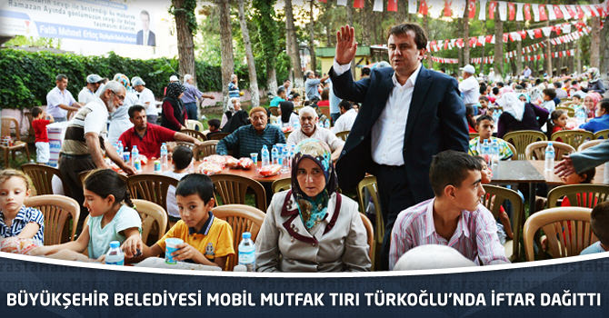 Kahramanmaraş Büyükşehir Belediyesi Mobil Mutfak Tırı Türkoğlu’nda İftar Dağıttı
