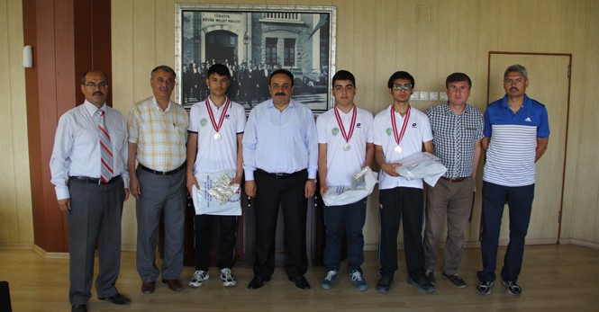 Müdür Akkurt, Türkiye İkincisi Olan Sporcuları Ödüllendirdi
