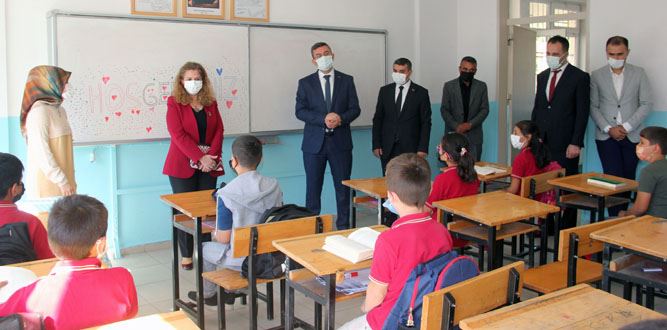 Kaymakam Serkan Keçeli Muhsin Yazıcıoğlu İlk ve Ortaokulunu Ziyaret etti.