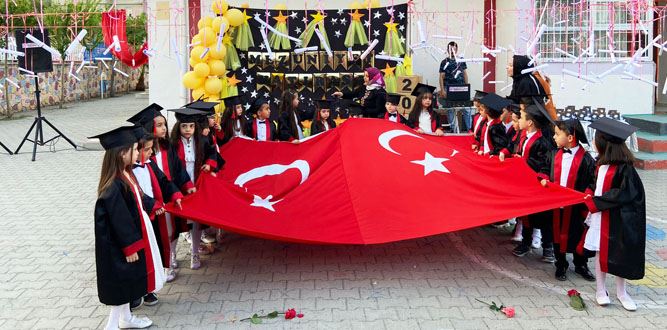 Menekşe Anaokulu 2021 2022 yılı mezunlarını verdi