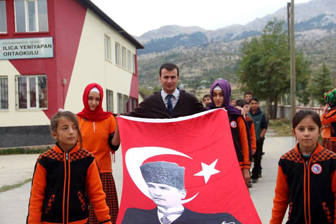 Ilıca Yeniyapan Ortaokulu’ndan Bayrak Yürüyüşü