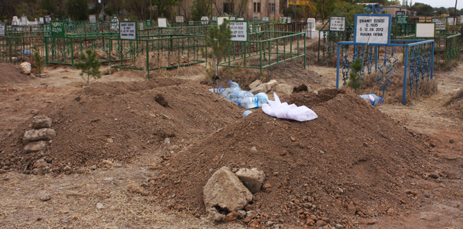 Gözyaşları ArasındaYan Yana Gömüldüler