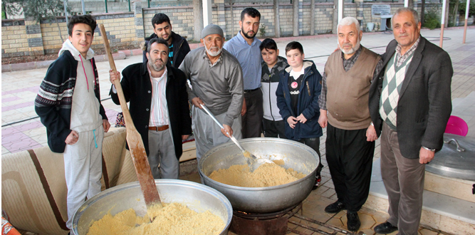 Hz. Hamza Cami'nde İrmik Helvası İkramı