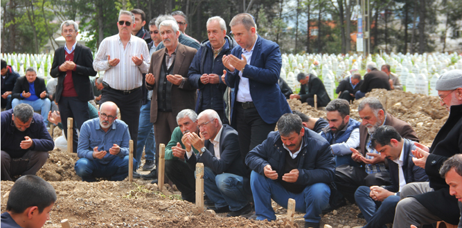 Ahmet İzbudak Annesini Toprağa Verdi