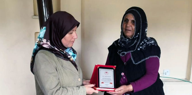 Vefat Eden Önder Çiftçinin Eşine Teşekkür Plaketi