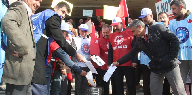 Kahramanmaraş Kamu-Sen'den  “Bordro Yakma Eylemi"