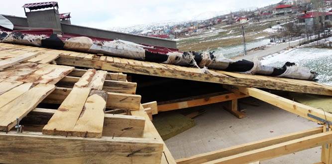 Fırtına Nurhak'ta Okul Çatılarını Uçurdu