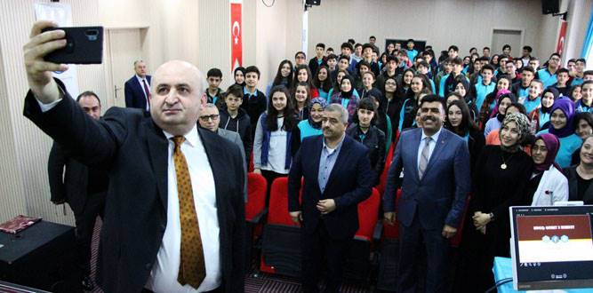 Millî Eğitim Müdürü Yılmaz'dan 'Gençlerle Başbaşa' Semineri