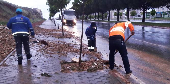 Yağmur sonrası atıklar temizleniyor