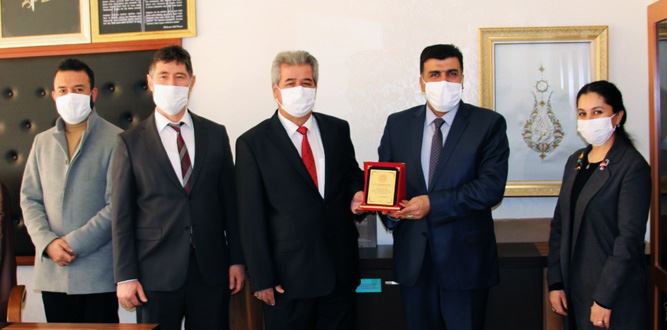 F. Kerim Üstündağ’a Plaket ve Teşekkür