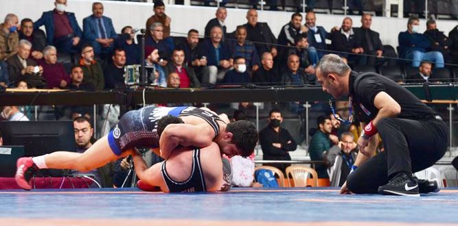 Kahramanmaraş'ta Türkiye Büyükler Serbest Güreş Şampiyonası