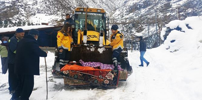 Kahramanmaraş'ta bacağı kırılan kadın, kepçeyle kurtarıldı