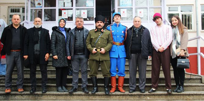 Mehmet Akif İnan İHO'da Öğrencilere Çatkapı Tiyatro