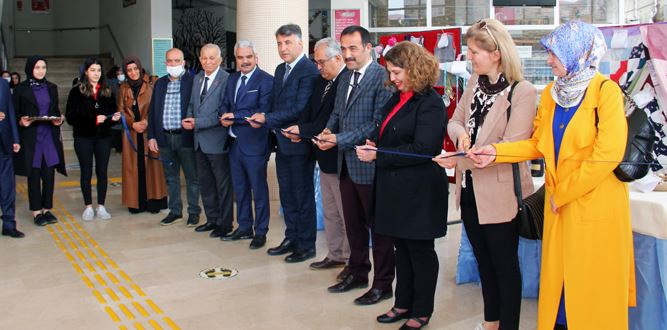 Suzan ve Abdulhakim HEM'de atık Malzemelerden Kütüphane Açıldı