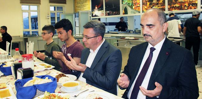 Kaymakam Keçeli, Öğrencilerle İftara katıldı