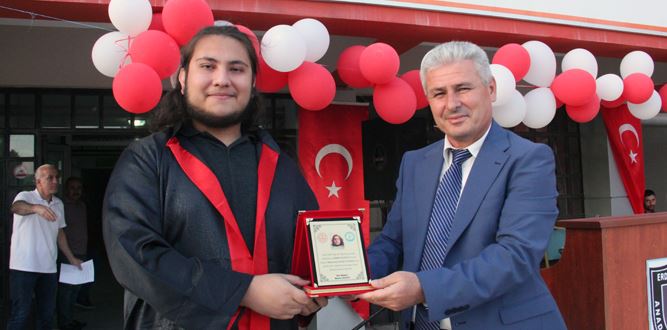 Erdem Bayazıt Anadolu Lisesi'nde Mezuniyet Heyecanı 