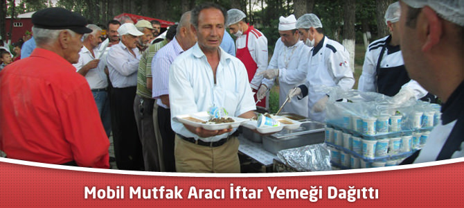 Mobil Mutfak Aracı İftar Yemeği Dağıttı