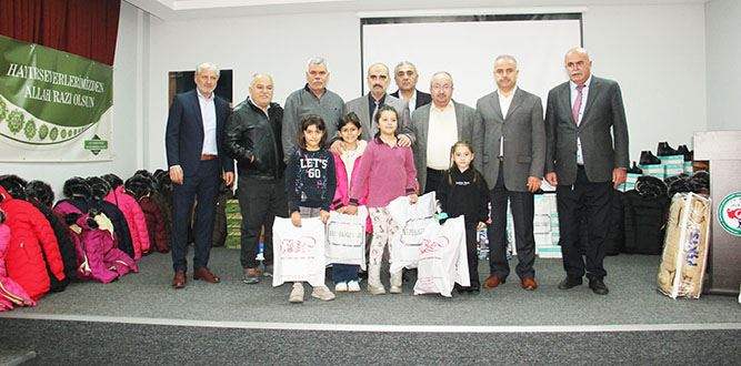 Denizli'den Kahramanmaraşlı öğrencilere bot ve mont yardımı