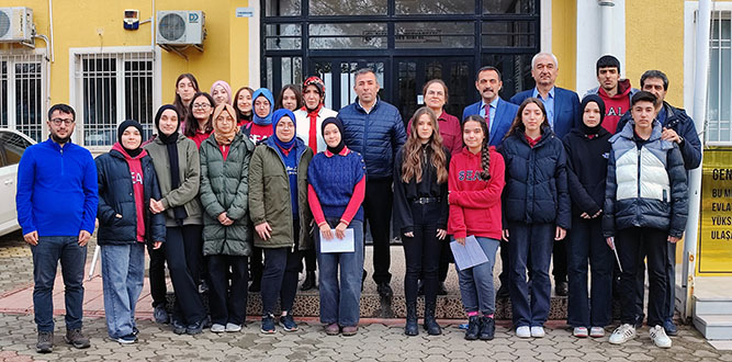 Süha Erler Anadolu Lisesi "İnsanlık yok edilirken Gazze  temalı resim,şiir ve fotoğraf sergisi" açtı.