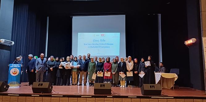 Genç nida kız Kur’an-ı Kerim güzel okuma yarışması yapıldı