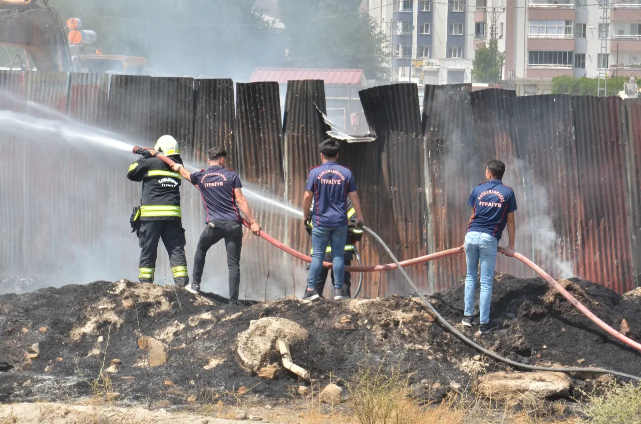 Elbistan'da Otluk Alanından Geri Dönüşüm Tesisine Sıçrayan Yangın Söndürüldü