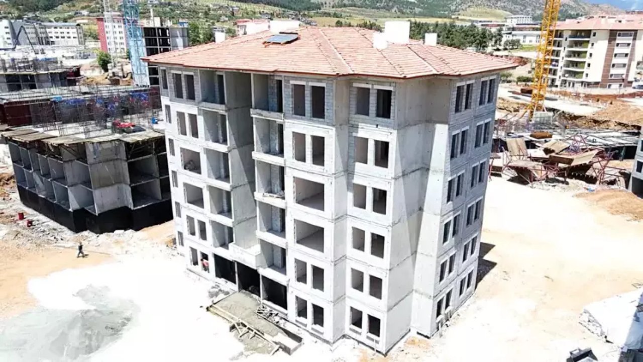 Depremde Yıkılan Ebrar Sitesi'nde Çalışmalar Hızlandı