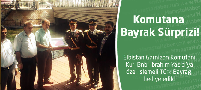 Komutana Bayrak Sürprizi!