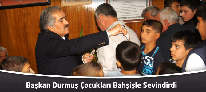 Başkan Durmuş Çocukları Bahşişle Sevindirdi