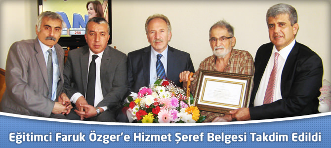 Eğitimci Faruk Özger’e Hizmet Şeref Belgesi Takdim Edildi