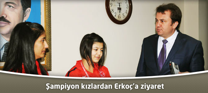 Şampiyon kızlardan Erkoç’a ziyaret