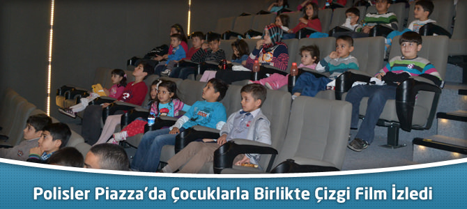 Polisler Kahramanmaraş Piazza’da Çocuklarla Birlikte Çizgi Film İzledi