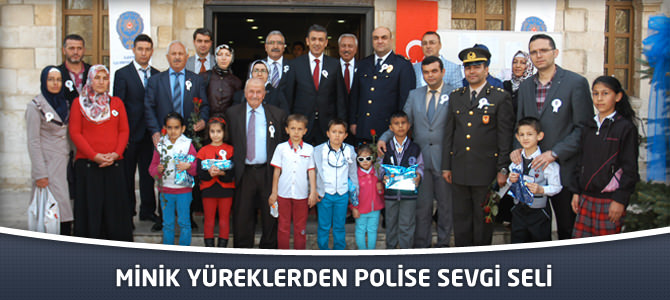 Minik Yüreklerden Polise Sevgi Seli