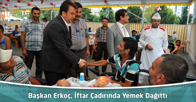 Başkan Erkoç, İftar Çadırında Yemek Dağıttı