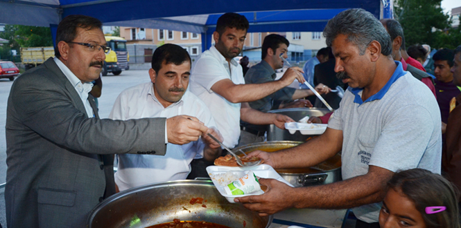 Göksun Belediyesi İftar Çadırı Kurdu