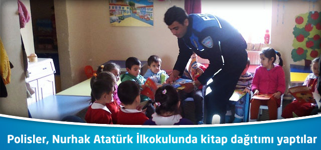 Polisler, Nurhak Atatürk İlkokulunda kitap dağıtımı yaptılar