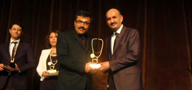 Yasin Mortaş’a Ödülünü Sağlık Bakanı  Müezzinoğlu Verdi.