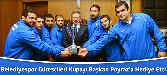 Belediyespor Güreşçileri Kupayı Başkan Poyraz’a Hediye Etti