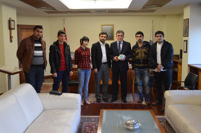 Azerbaycanlı Öğrencilerden KSÜ Rektörü Karaaslan’a Bakü Maketi