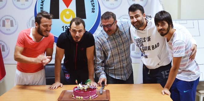 Başarılı Kaleci Ahmet Ölçen’e sürpriz doğum günü pastası