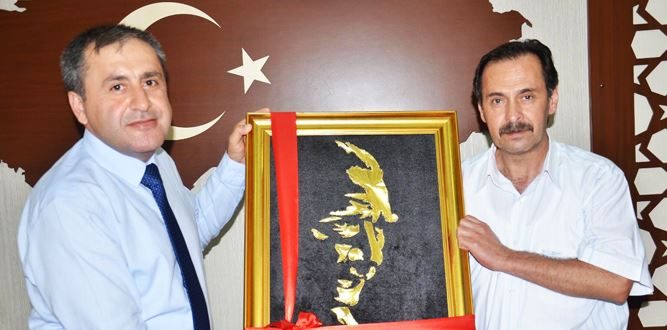 Kaymakam Demir’den Gurbetçilere Atatürk Tablosu