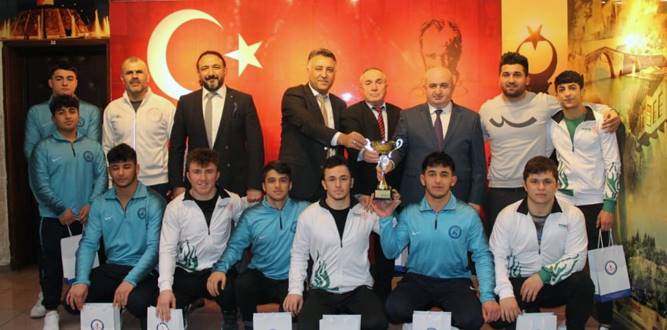 Güreş’te Türkiye şampiyonları İl Millî Eğitim Müdürü Yılmaz’ı Ziyaret etti.
