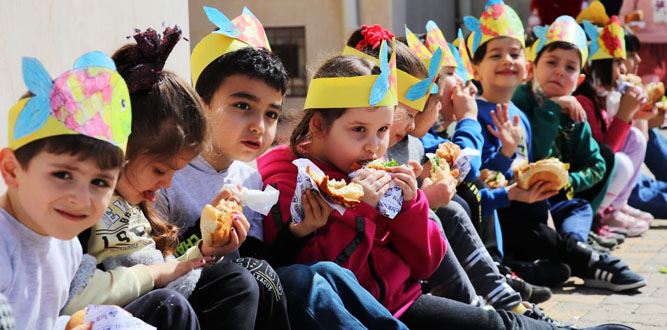 Ahmet Bayazıt İlkokulu Öğrencilerine Balık Burger İkram Edildi