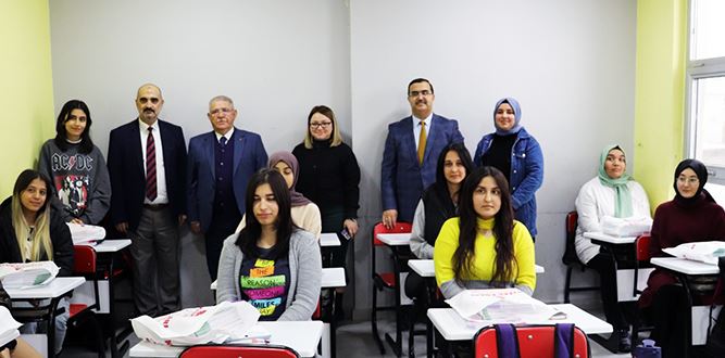 Başkan Mahçiçek’ten üniversite sınavına hazırlanan öğrencilere kitap desteği